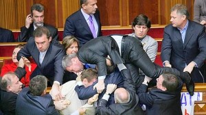 E poi ci lamentiamo se in parlamento si "scannano"?