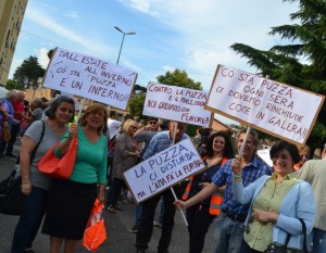 Cittadini assediano l’impianto AMA: “Basta miasmi, via da qui”