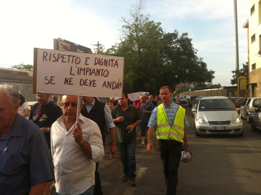 I cittadini insorgono: corteo lungo la Salaria fino all'impianto AMA